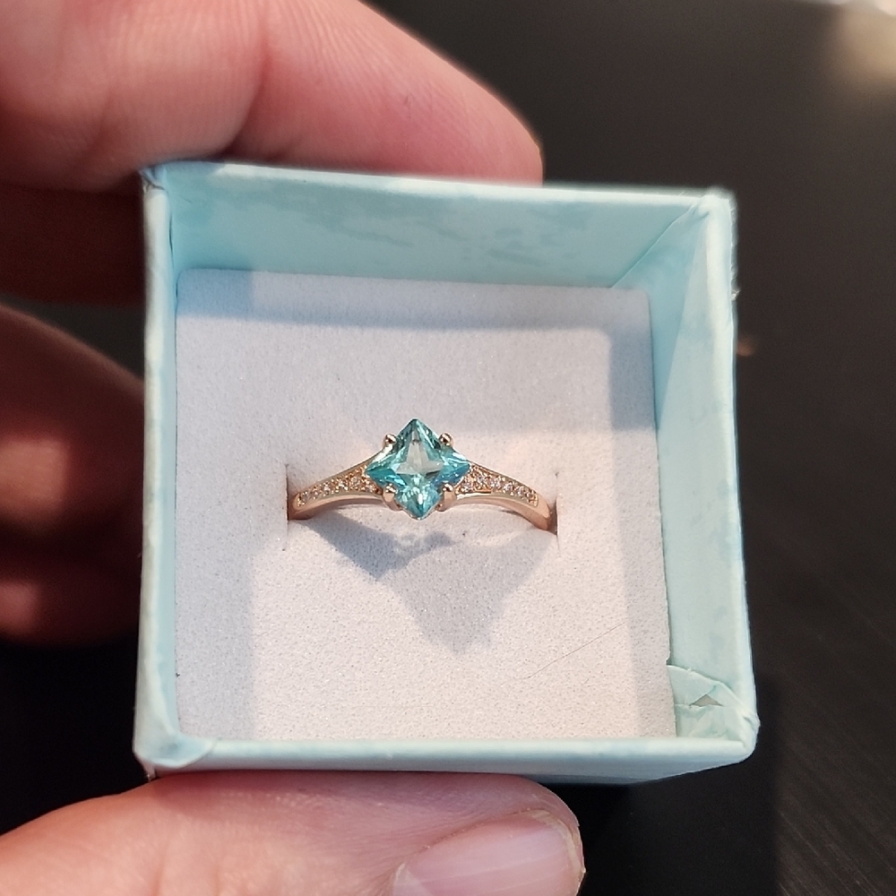 Elegant Gold and Blue Gemstone Ring